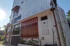 ด้านหน้าที่พัก