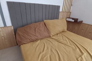 标准双人房 | 办公桌、免费 WiFi、床单