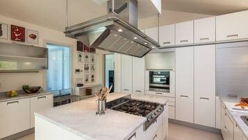 Kühlschrank, Mikrowelle, Ofen, Geschirrspüler