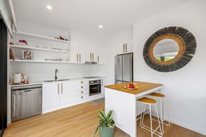 Geladeira, micro-ondas, fogão, cooktop