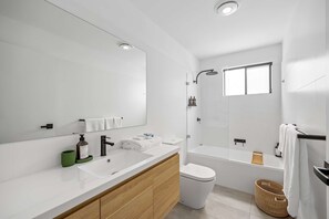 Shower, towels - Townhouse in Marks Point (Marks Point)