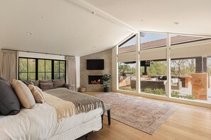 6 bedrooms, iron/ironing board, free WiFi, bed sheets