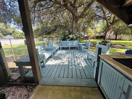 Boat & pet friendly. Minutes to Emerald Isle & a half mile to the boat ramp.