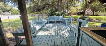 Boat & pet friendly. Minutes to Emerald Isle & a half mile to the boat ramp.
