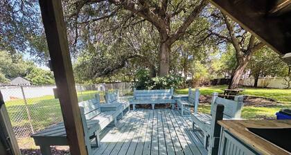Boat & pet friendly. Minutes to Emerald Isle & a half mile to the boat ramp.