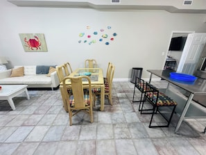 Dining - Boat & pet friendly. Minutes to Emerald Isle & a half mile to the boat ramp. (Cedar Point)