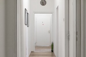 Interior - Stylish Room in Shared Apartment, Millennium Tower (Wien)