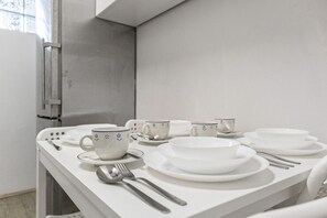 Dining - Stylish Room in Shared Apartment, Millennium Tower (Wien)