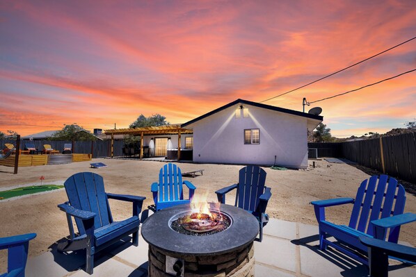 Terrace/patio - 3-bedroom house in Joshua Tree with Hot tub, Cowboy pool, Fire pit, & game room (Joshua Tree)