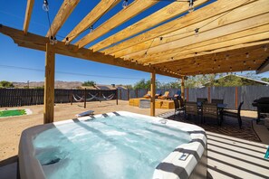 Outdoor dining - 3-bedroom house in Joshua Tree with Hot tub, Cowboy pool, Fire pit, & game room (Joshua Tree)