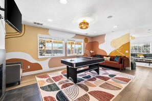 TV - 3-bedroom house in Joshua Tree with Hot tub, Cowboy pool, Fire pit, & game room (Joshua Tree)