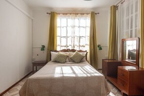 2 habitaciones y tabla de planchar con plancha 