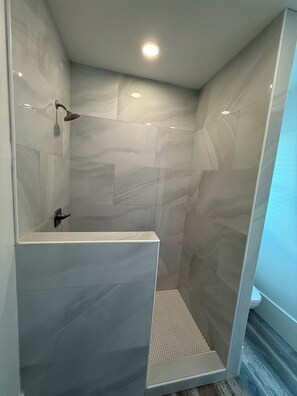 Shower, hair dryer, towels, soap - New Spacious Custom 6 Bedroom 7B Home located in beautiful Miramar Beach Florida (Miramar Beach)