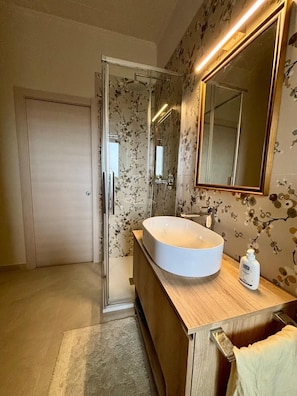 Douche, sèche-cheveux, bidet, serviettes fournies