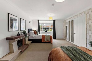 5 bedrooms, travel cot, WiFi, bed sheets