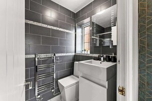 Shower, hair dryer - Silverwood House, Cheltenham (Gloucestershire)