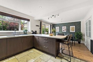 冰箱、微波炉、烤箱、炉灶