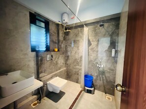 Shower, perlengkapan mandi gratis, pengering rambut, dan sandal