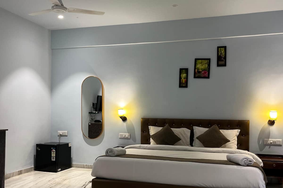 Deluxe Room | Laptop workspace, free WiFi