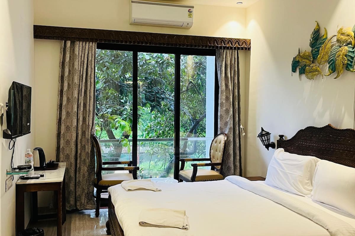 Luxury Room, Garden View | Laptop workspace, free WiFi