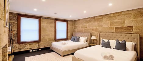 3 chambres, bureau, fer et planche Ă repasser, lit parapluie