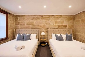 3 makuuhuonetta, työpöytä, silitysrauta/-lauta, vauvan matkasänky