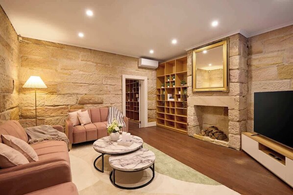 Televisio, pöytäjalkapallopöytä, työhuone