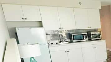 Fridge, microwave, oven, coffee/tea maker