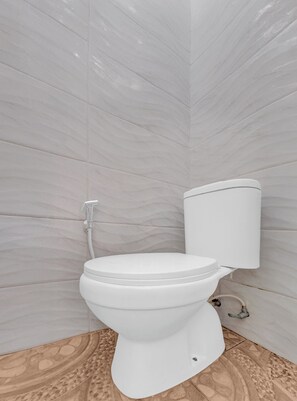 Deluxe tweepersoonskamer | Badkamer | Een douche, handdoeken