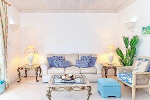 Căn hộ, 2 phòng ngủ, hồ bơi riêng, quang cảnh biển | Phòng khách