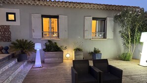 A courtyard with outdoor seating, a tiled floor, and potted plants. - BEAUTIFUL HOUSE IN PROVENCE (Avignon)