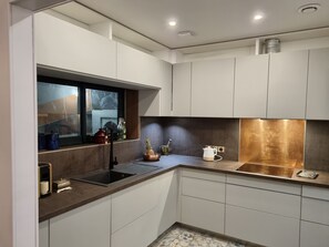 Réfrigérateur, micro-ondes, four, plaque de cuisson