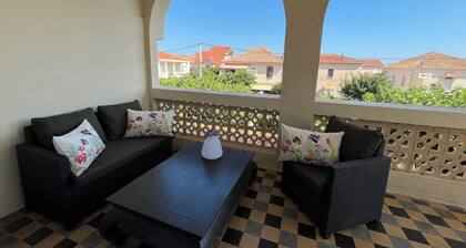 Appartement au 1er étage d'une maison de famille à 50 m de la plage.