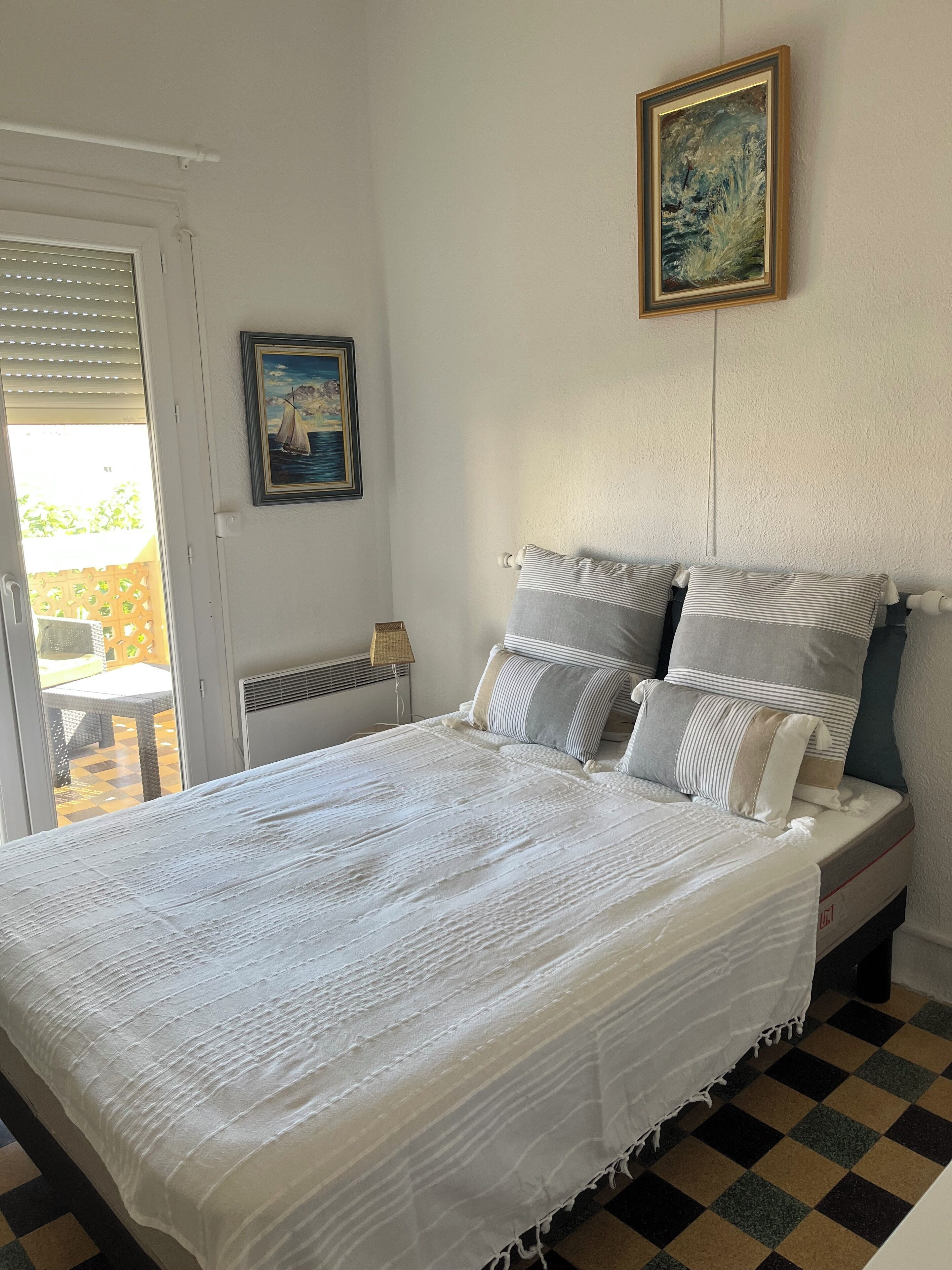 2 slaapkamers, een strijkplank/strijkijzer, wifi, beddengoed