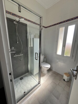 Shower, hair dryer, towels, soap