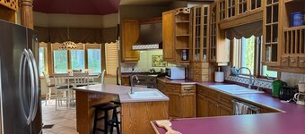 Wasaga Beach Retreat. 5 Queen, 2 singles. 6 min to Beach 6; 20 min to Blue Mtn.