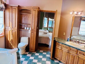 Regadera, toallas, jabón, papel de baño