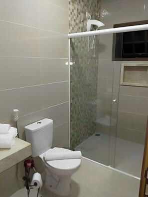 Shower, free toiletries, towels, soap - Suítes Castanheiras (Paraty)