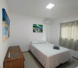 Quarto casal conforto | Escrivaninha, espaço de trabalho para notebook, Wi-Fi de cortesia
