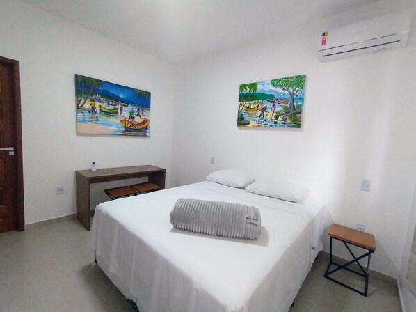 Quarto casal conforto | Escrivaninha, espaço de trabalho para notebook, Wi-Fi de cortesia