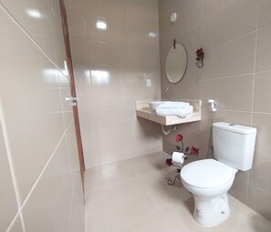 Quarto casal conforto | Banheiro | Chuveiro, toalhas de banho, sabonete, papel higiênico