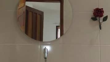 Kahden hengen comfort-huone | Kylpyhuone | Suihku, ilmaiset hygieniatuotteet, pyyhkeet, saippua