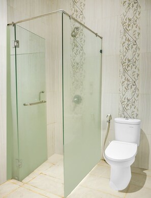 Shower, towels - Dancenter KR Hotel (Palembang)