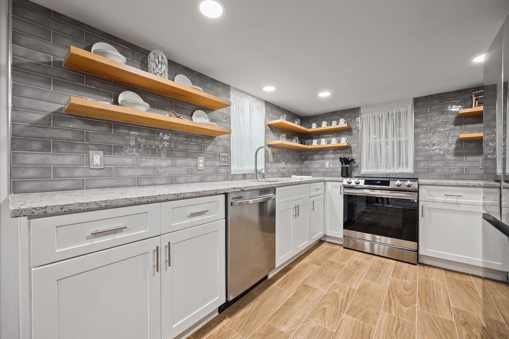 冷蔵庫、電子レンジ、オーブン、コンロ