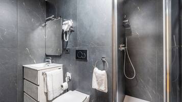 Quarto casal conforto | Banheiro | Chuveiro, produtos de toalete grátis, secador de cabelo