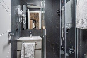 Dusch, gratis toalettartiklar, hårtork och handdukar