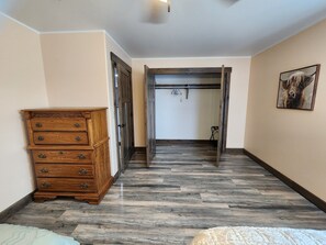 5 bedrooms, desk, internet, bed sheets