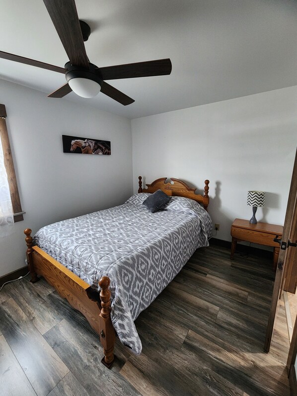 5 habitaciones, escritorio, internet y ropa de cama 