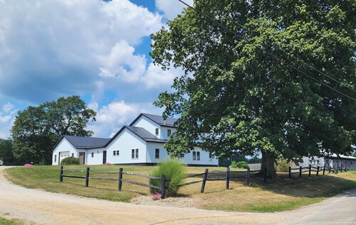 "Farmhouse on the Edge" a spacious farmhouse centrally located near AdamsvilleOH