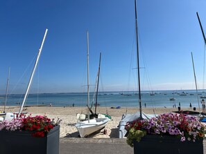 Ranta lähistöllä, aurinkotuoleja